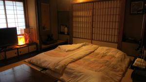 Postel nebo postele na pokoji v ubytování Fujiya Ryokan