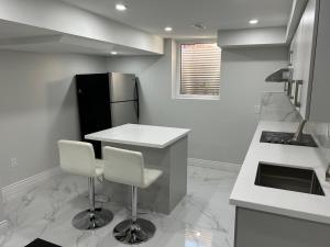 Kuchyň nebo kuchyňský kout v ubytování Brand New 1 Bedroom Apartment