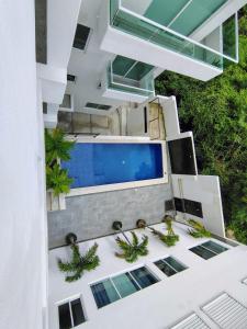 Una vista aérea de un edificio con piscina. en Villa Yolanda, en Acapulco