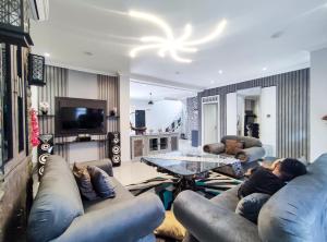 Μια τηλεόραση ή/και κέντρο ψυχαγωγίας στο Amjad5