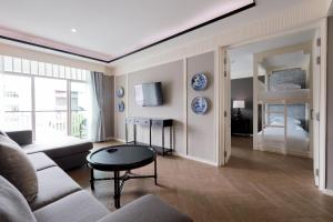 ein Wohnzimmer mit Sofa und Tisch in der Unterkunft Marina Gallery Resort-KACHA-Kalim Bay by Sugar Marina Boutique Hotels in Patong Beach