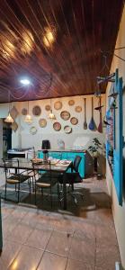 een kamer met een tafel, stoelen en keukengerei bij Casa Janela Azul in Belém