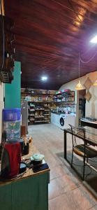 een grote kamer met een keuken met een tafel en een fornuis bij Casa Janela Azul in Belém +2 foto's