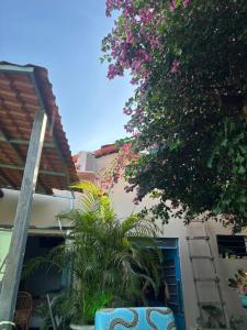 een huis met een blauwe deur en een boom bij Casa Janela Azul in Belém