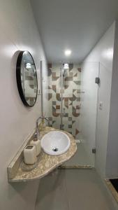 een badkamer met een wastafel en een spiegel bij Casa Janela Azul in Belém