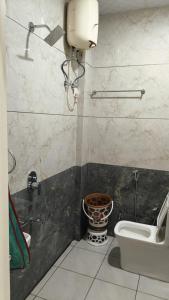 Ένα μπάνιο στο shivansh hotel