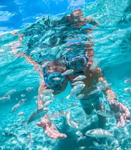 een persoon die in het water zwemt met een masker op bij Pousada Só Lazer in Touros