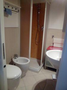 パッソ・デル・トナーレにあるMonolocale Settimocieloのバスルーム(トイレ、洗面台、シャワー付)