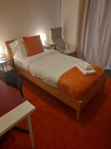 ディドコットにあるGreenviewのベッドルーム1室(ベッド1台、椅子2脚付)