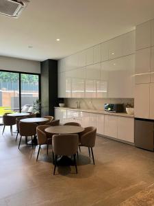 cocina con 2 mesas y sillas en Luxury stay in zone 14, en Estación Pamplona