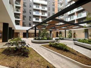 Un gran edificio con un patio con plantas. en Luxury stay in zone 14, en Estación Pamplona
