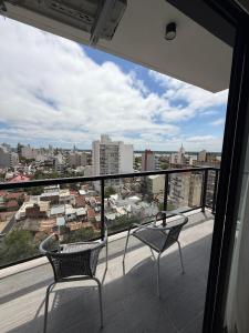 due sedie su un balcone con vista sulla città di Capibara 4 - Imponente vista al Río a Corrientes