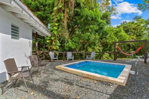 Πισίνα στο ή κοντά στο Tropical Paradise with Private Pool & Forest Views