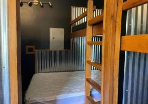 Postel nebo postele na pokoji v ubytování Equipped Cabin Surrounded by Nature in Indiana