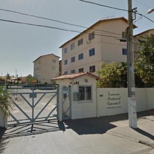 un edificio con una puerta delante de un edificio en Apto Completo Aparecida de Goiânia, en Aparecida de Goiania