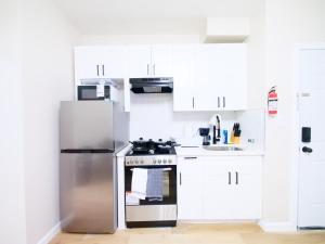 Kuchyň nebo kuchyňský kout v ubytování Bright 1BR Getaway Wi-Fi - mins to NYC