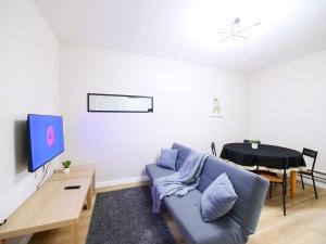 TV a/nebo společenská místnost v ubytování Bright 1BR Getaway Wi-Fi - mins to NYC