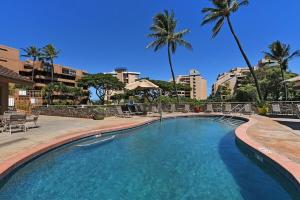 Bazén v ubytování Kahana Villa E601 · KV E601 Updated 1BD Condo w AC Pool Sunset V nebo v jeho okolí