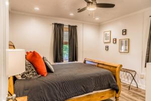 een slaapkamer met een bed en een raam bij Mid-Century Modern Woodstock, GA in Woodstock