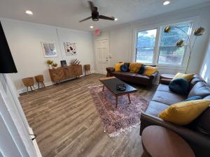 een woonkamer met twee banken en een tafel bij Mid-Century Modern Woodstock, GA in Woodstock