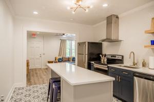 een keuken met een aanrecht en een koelkast bij Mid-Century Modern Woodstock, GA in Woodstock