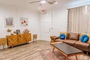 een woonkamer met een bank en een tafel bij Mid-Century Modern Woodstock, GA in Woodstock