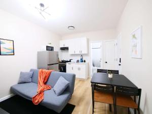 Kuchyň nebo kuchyňský kout v ubytování 1BR and 1BA with Wi-Fi - Quick NYC Access