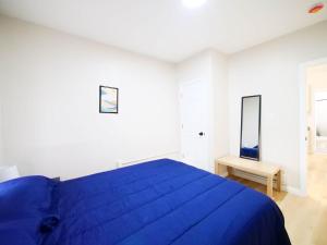 Postel nebo postele na pokoji v ubytování 1BR and 1BA with Wi-Fi - Quick NYC Access