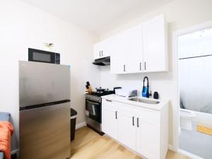 Kuchyň nebo kuchyňský kout v ubytování 1BR and 1BA with Wi-Fi - Quick NYC Access + 4 fotografie