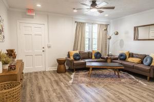 een woonkamer met een bank en een tafel bij Mid-Century Modern Woodstock, GA in Woodstock +25 foto's