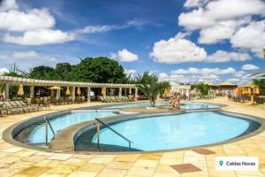 APT em CALDAS NOVAS في كالدس نوفاس: مسبح كبير في منتجع فيه