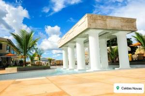 APT em CALDAS NOVAS في كالدس نوفاس: جناح ذو أعمدة بجوار حمام السباحة