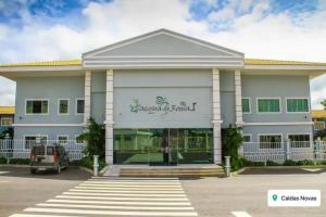 APT em CALDAS NOVAS في كالدس نوفاس: مبنى ابيض كبير عليه لافته