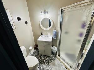 ein Badezimmer mit Dusche, Waschbecken und Toilette in der Unterkunft Relaxing Townhouse Downtown Dubuque in Dubuque + 33 Fotos