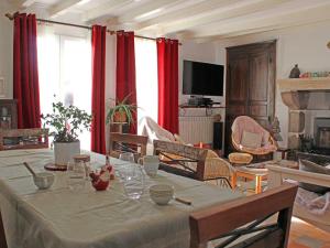 Μια τηλεόραση ή/και κέντρο ψυχαγωγίας στο Gîte cosy avec jardin, animaux acceptés, vélos disponibles - FR-1-489-349