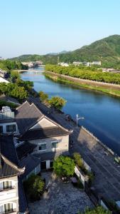 een luchtfoto van een rivier met gebouwen naast een rivier bij SSAW Garden Hotel Ningbo Xikou in Fenghua
