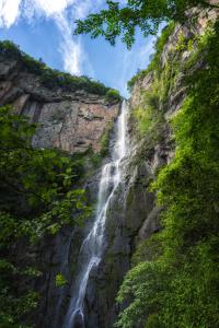 een waterval aan de kant van een klif bij SSAW Garden Hotel Ningbo Xikou in Fenghua