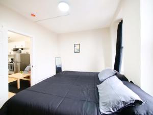 a bedroom with a large bed in a room at Comfy 1-Bedroom Escape Close to NYC with Wifi in Paterson