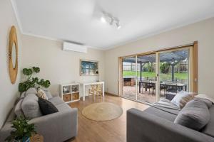 un soggiorno con 2 divani e una sala da pranzo di Riviera Retreat, Coastal Comfort Near Jan Juc Surf Beach a Bellbrae