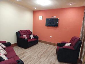 a waiting room with two chairs and a flat screen tv at Casa Cifuentes in La Esperanza