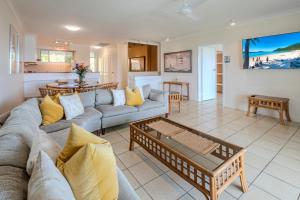 Χώρος καθιστικού στο Hibiscus Apartments on Hamilton Island by HIHA