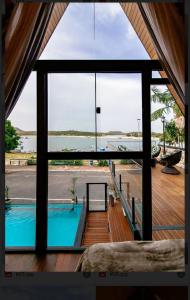 Bazén v ubytování Chales da Ilha nebo v jeho okolí