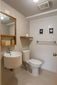 a bathroom with a toilet and a sink at Premiun Apartment Riviera Colonial Santo Domingo in Calero +15 photos