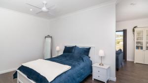 Postel nebo postele na pokoji v ubytování Tranquil Country Escape With Scenic Views