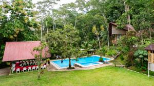 een luchtfoto van het zwembad in een resort bij Fundo Baños in Tarapoto