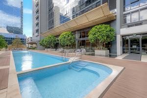 een groot zwembad voor een gebouw bij Stylish 2BR Next to Parramatta Station with Pool in Sydney