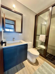 une salle de bain avec toilettes, lavabo et douche dans l'établissement Urban Corner in Zone 4, à Guatemala