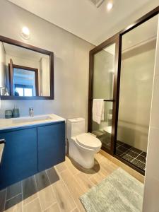 une salle de bain avec toilettes, lavabo et douche dans l'établissement Urban Corner in Zone 4, à Guatemala 29 autres photos