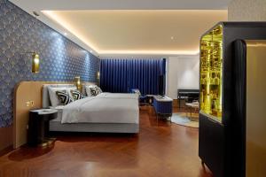 Ένα ή περισσότερα κρεβάτια σε δωμάτιο στο OKU Hotel +63 φωτογραφίες