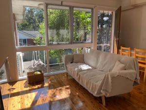 Posezení v ubytování Marsfield Sunny and Spacious Room